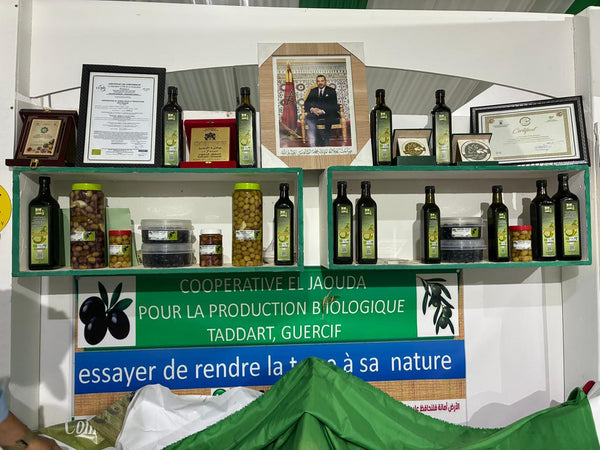 Le stand de la coopérative : huiles, olives et certifications