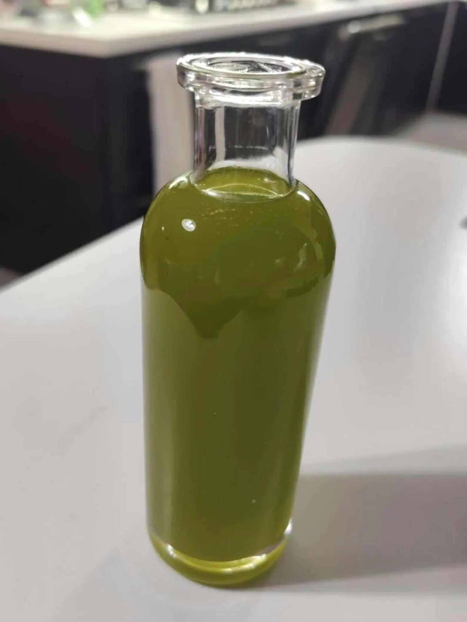 Huile d'olive de première qualité issue d'oliviers ancestraux